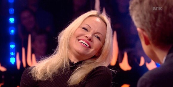 Pamela Anderson dater Julian Assange: - Han er «i fengsel», og det gjør det litt vanskelig